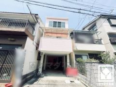 LDKは約10.5帖。隣接する約6帖の和室との一体利用も可能です。