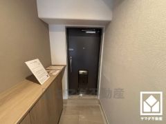 白を基調とした明るい玄関で、毎日を爽やかにスタート。清潔感あふれる空間が、訪れる人々を温かく迎えます。