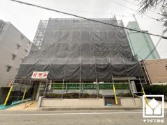 白を基調とした清潔感のある外観。帰るたびに安心感を感じられる佇まい。2026年2月現在、大規模修繕工事中です。