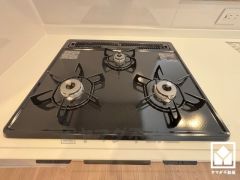 毎日の料理がもっとスムーズに。便利な3口コンロ付きキッチン。