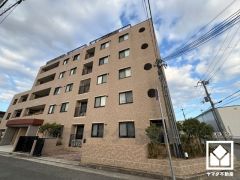 スムーズな移動を叶えるエレベーターも完備しています。忙しい朝も快適に、ストレスフリーな暮らしをサポート。