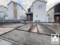 駐車スペースを3台分確保。重い荷物や雨の日の移動もスムーズで、快適なカーライフを実現。来客時にも便利です。