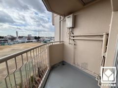 南向きバルコニーで陽当たり、風通し良好。バルコニーが2か所ございますので、お洗濯物をたっぷりと干す事ができます。