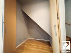 空間を無駄なく活用、階段下の賢い収納。日用品のストックや季節の荷物、趣味の道具などもしっかり収納できます。