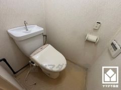 明るく清潔感溢れるトイレです。温水洗浄便座付きで、季節を問わずいつでも温かい便座をお使いいただけます。