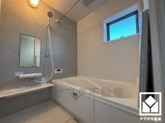 1日の疲れを癒す浴室でゆったりリフレッシュ。雨の日の洗濯や花粉・ウイルス対策など多用途に活躍する浴室乾燥機付き。