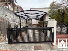 現況カーポート付きの駐車スペースがございます。重い荷物や雨の日の移動もスムーズで、快適なカーライフを実現。