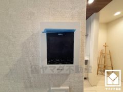 突然の来訪時でも安心なモニター付きインターホンを完備。お留守番中のお子様でも簡単に来訪者の確認ができます。