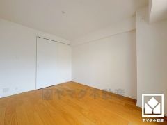 大きなウォークインクローゼット付きの洋室で整理整頓しやすいです。