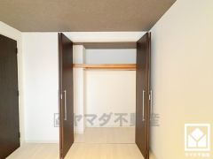 新たに家具を買わなくても良いので、ハンガーパイプ付きのクローゼットは嬉しいですね。