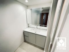 ワイドな3面鏡の洗面台で忙しい朝でも身支度がしやすく時短になります。収納付きでスッキリお使い頂けます。