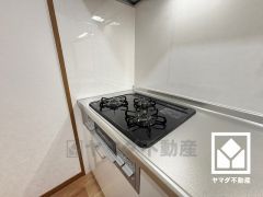 毎日の料理がもっとスムーズになる、便利な3口コンロ付き。