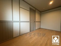 約5.6帖の洋室です。大きなクローゼット付きのお部屋で整理整頓しやすいです。全居室に窓がございます。明るい陽光がたっぷり差し込む心地よい生活空間です。