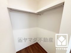 ウォークインクローゼットは奥行きがあるので、収納力も申し分ありません。