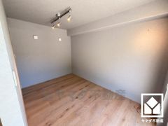 南側洋室です。全居室洋室なのでお掃除もラクラクです。