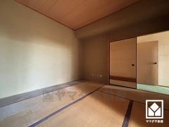 約6帖の1階北側和室です。畳の香りに包まれる、心落ち着く和の空間。忙しい日常の中で、ほっと一息つける癒しの住まい。