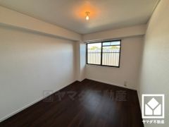 柔らかな光が差し込む洋室、快適で落ち着いた住まい。