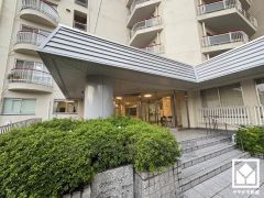 緑に囲まれたエントランスが、都会の喧騒を忘れさせる。自然と調和する、美しい迎賓空間。