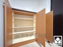 シューズボックス付きで、家族の靴もしっかり収納。玄関がいつも片付き、気持ちよくお客様を迎えられます。