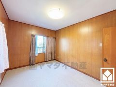 約6帖の2階西側洋室です。全居室に窓がございます。明るい陽光がたっぷり差し込む心地よい生活空間です。