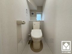 トイレが1階と2階にあるので、朝の忙しい時間にも混雑せず快適です。温水洗浄便座付きで、季節を問わずいつでも温かい便座をお使いいただけます。