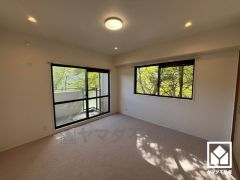 約7.9帖の洋室です。敷地内は木々が多く植えられており、窓から木漏れ日が差し込みます。お部屋にいながら四季の移り変わりが感じられる、緑豊かな住環境です。