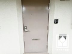 シンプルで洗練された玄関デザイン。帰るたびにホッとできる、心地よい住まいの入り口。
