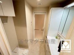 室内洗濯機置場がございますので、天候に左右されず洗濯していただけます。