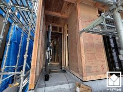 キッチン横にはパントリーがございます。まとめ買いしても心配要らずの収納力です。