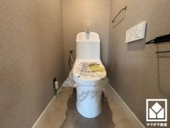 明るく清潔感溢れるトイレです。