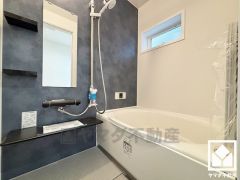 1日の疲れを癒す浴室でゆったりリフレッシュ。清潔感あふれる空間で、毎日のバスタイムをより快適に。