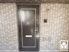 玄関ドアは防犯性に優れたダブルロックドアです。