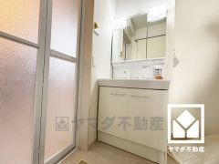 収納付きでスッキリお使い頂ける3面鏡の洗面台です。洗面ボウルが広めなので、忙しい朝でも身支度がしやすく時短になります。