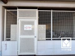 門扉の設置された屋内駐輪場もあり、盗難やいたずらを防止します。