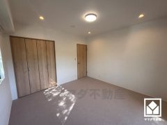 柔らかな光が差し込む洋室、快適で落ち着いた住まい。