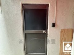 3階住戸・屋上の出入口です。インターホンがございますので、来客があっても家の中で対応可能なので、防犯面で安心です。