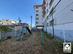 敷地北側に隣接してブランコやすべり台が設置された小さな公園がございます。東側へ徒歩すぐの距離にも遊具や砂場、広場の整備された公園があり、子育て世帯の方にもお勧めです。