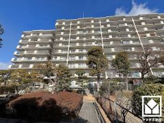 陽光に映える美しい外観。街並みに馴染みながらも、ひときわ目を引く存在感。