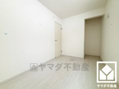 おしゃれなオープンクローゼットで、扉がないため家具の配置もしやすいです。