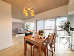 シンプルで美しいデザインのリビングが、毎日の生活に彩りを添える。