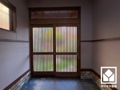 玄関ドアの窓から光が差し込み、外出時にも帰宅時にも、明るい気持ちになれる玄関です。