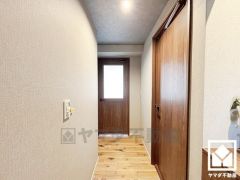 シンプルで洗練された玄関スペース。帰るたびにホッとできる、心地よい住まいの入り口。