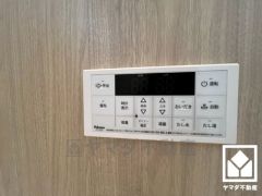 ボタン1つで自動でお湯張りができるオートバス機能付き。追い炊き機能もございますので、いつでも温かいお風呂に入ることができます。