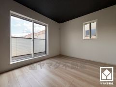 約6.3帖の2階洋室です　。バルコニーにつながるお部屋で、通風・陽当たり良好。