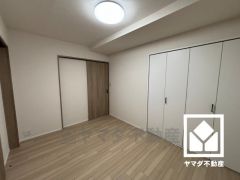 約5帖の洋室です。全居室に収納がございますので、お部屋の広さを最大限に活用できます。