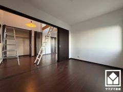 全居室フローリングでお掃除ラクラク。リビングの上部は大きな吹抜けとなっており、圧迫感のない開放的なくつろぎ空間を演出します。