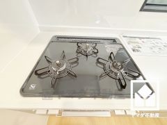 毎日の料理がもっとスムーズになる、便利な3口コンロ付き。