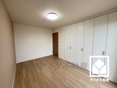 床暖房付きで、寒い冬でも足元ポカポカ。ホコリを巻き上げないのでお子様のいるご家庭にもおすすめです。