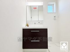 室内洗濯機置場がございますので、天候に左右されず洗濯していただけます。