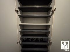 玄関にはシューズボックスを完備。家族の靴もしっかり収納できるので、玄関がいつも片付き、気持ちよくお客様を迎えられます。